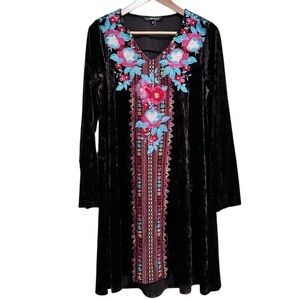 Andre by Unit Black Velvet Shift Dress Embroidered